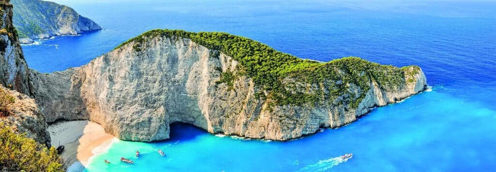 Vue panoramique de la plage de Navagio à Zakynthos, Grèce, célèbre pour ses eaux turquoise. TMR Voyages vous y emmène.