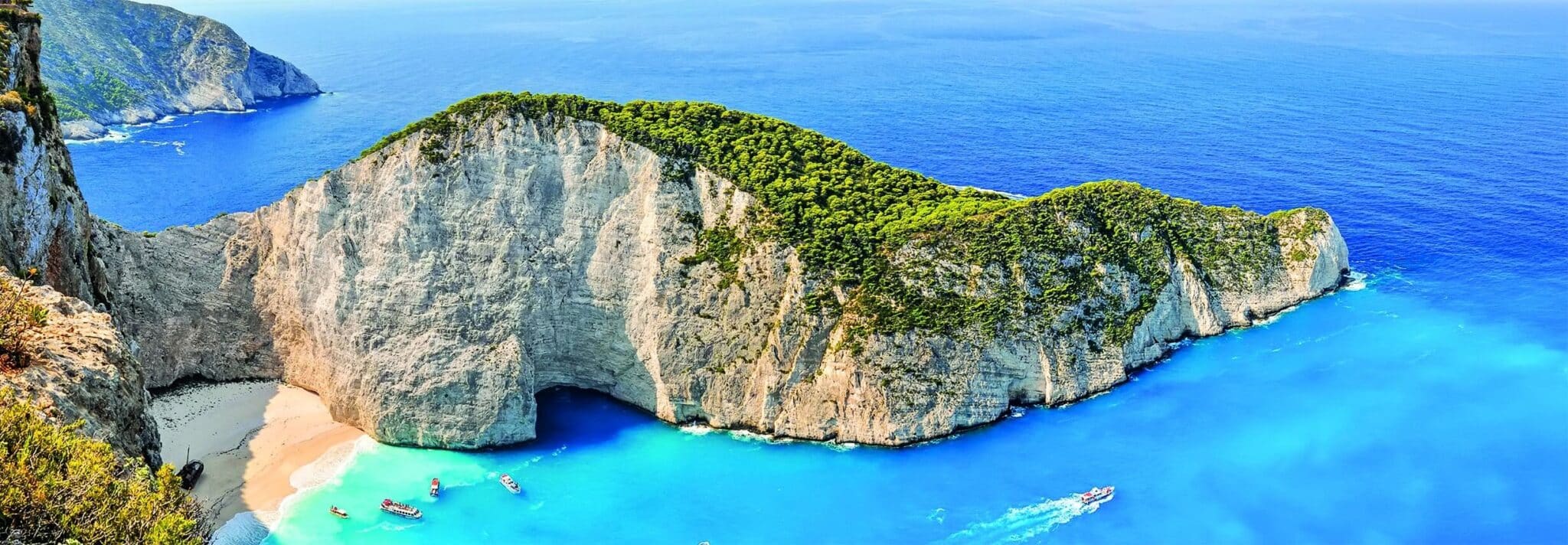 Vue panoramique de la plage de Navagio à Zakynthos, Grèce, célèbre pour ses eaux turquoise. TMR Voyages vous y emmène.