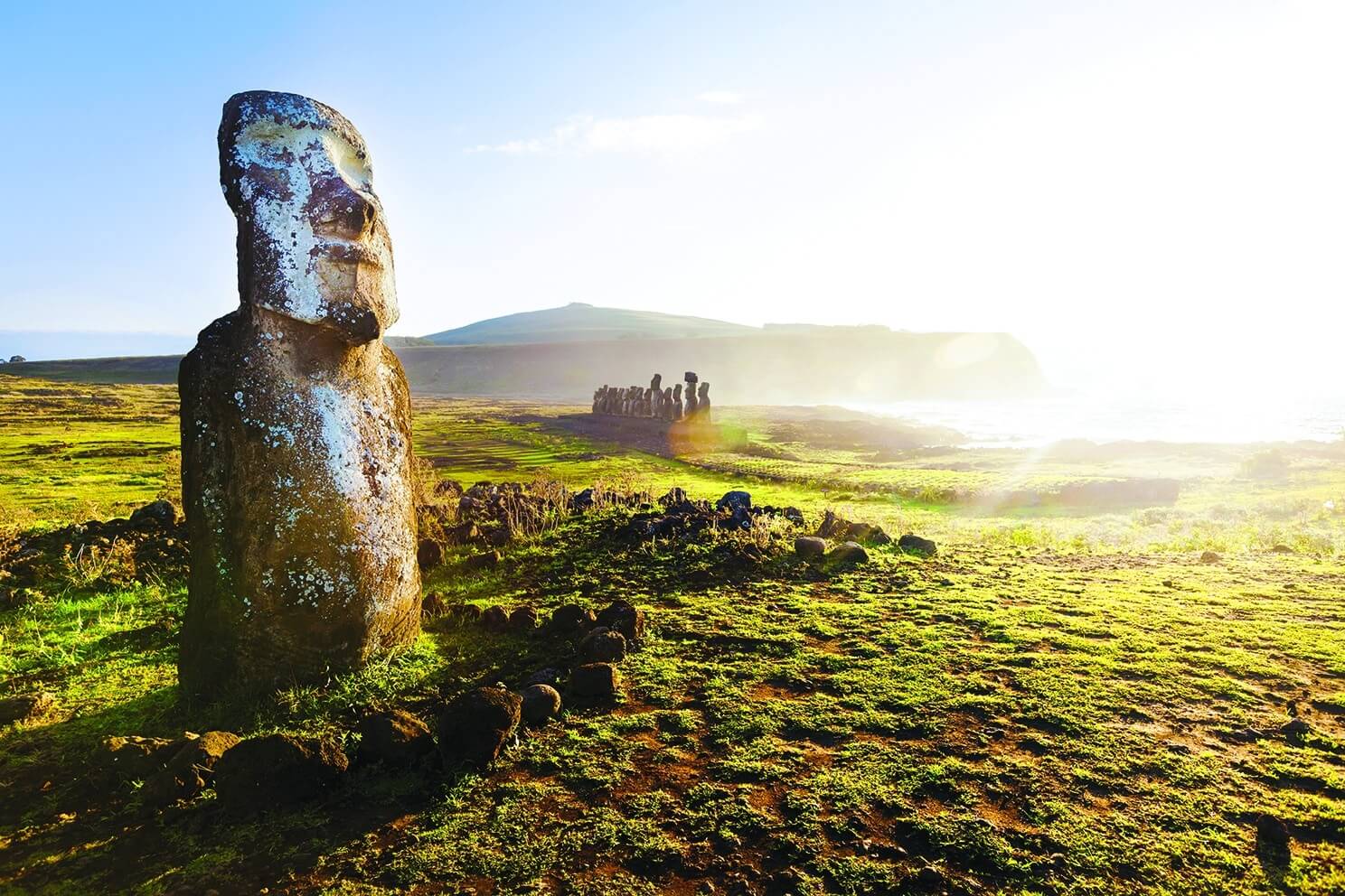 Exploration des statues moai à l'île de Pâques, une expérience authentique avec TMR Voyages.