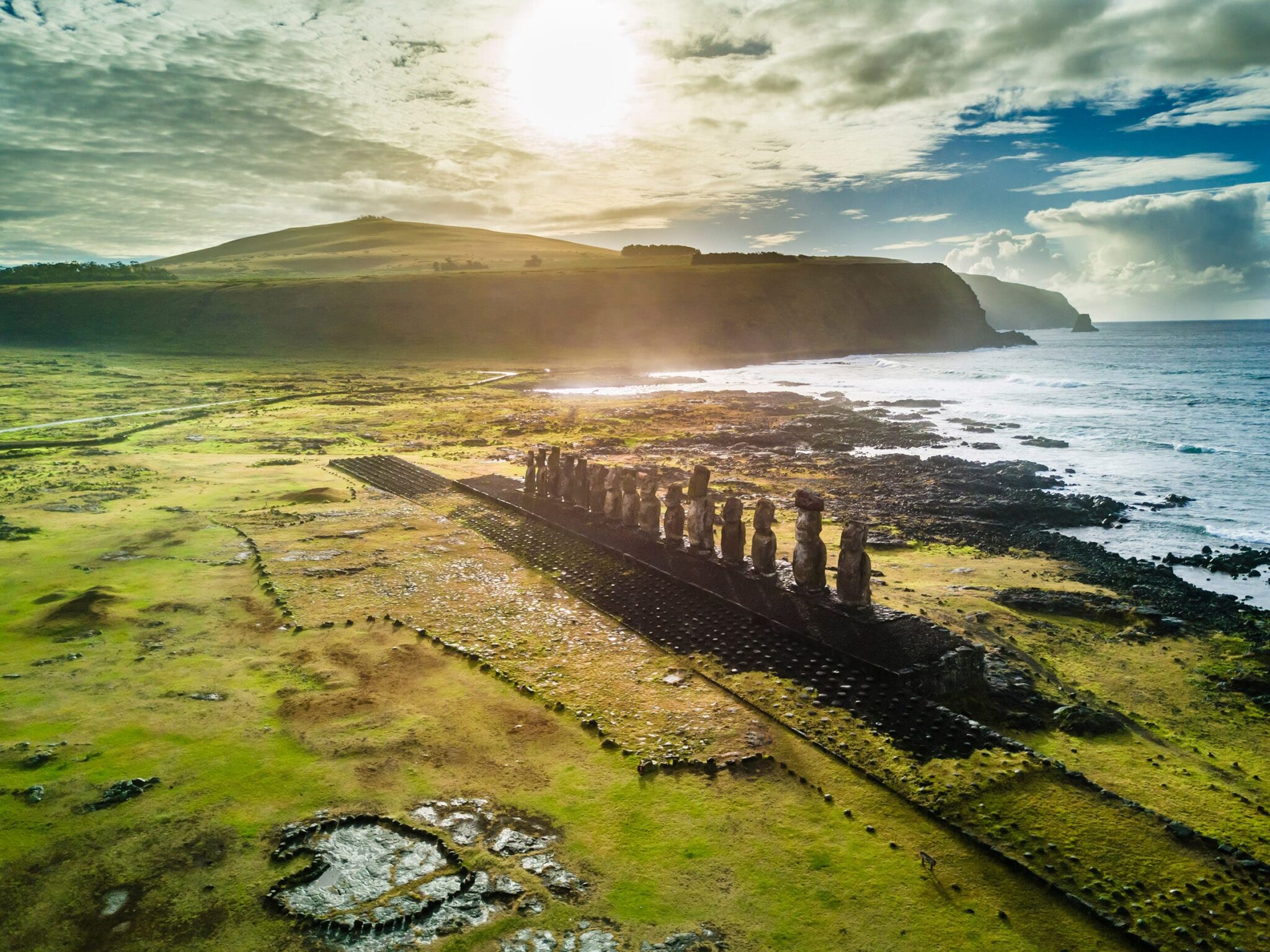 Voyage authentique à l'île de Pâques, explorant les statues Moaï lors de circuits culturels avec TMR Voyages.