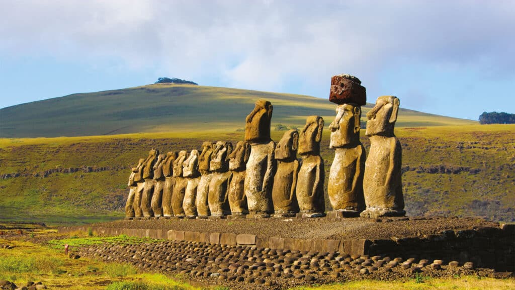 Exploration des Moaïs sur l'île de Pâques, une expérience culturelle authentique avec TMR Voyages.