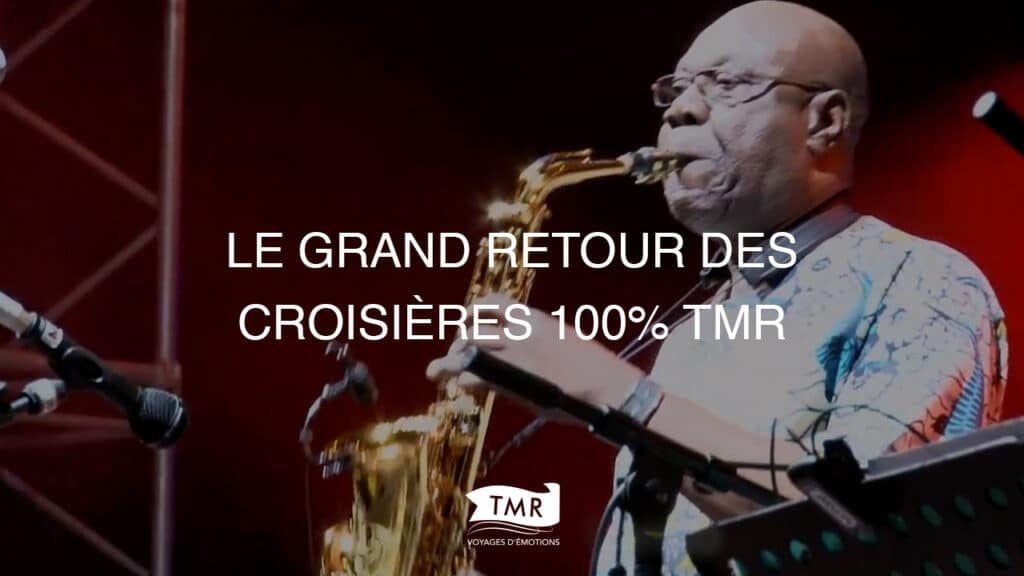 Musicien talentueux jouant du saxophone lors d'une croisière TMR, offrant des expériences authentiques et des escapades exclusives.