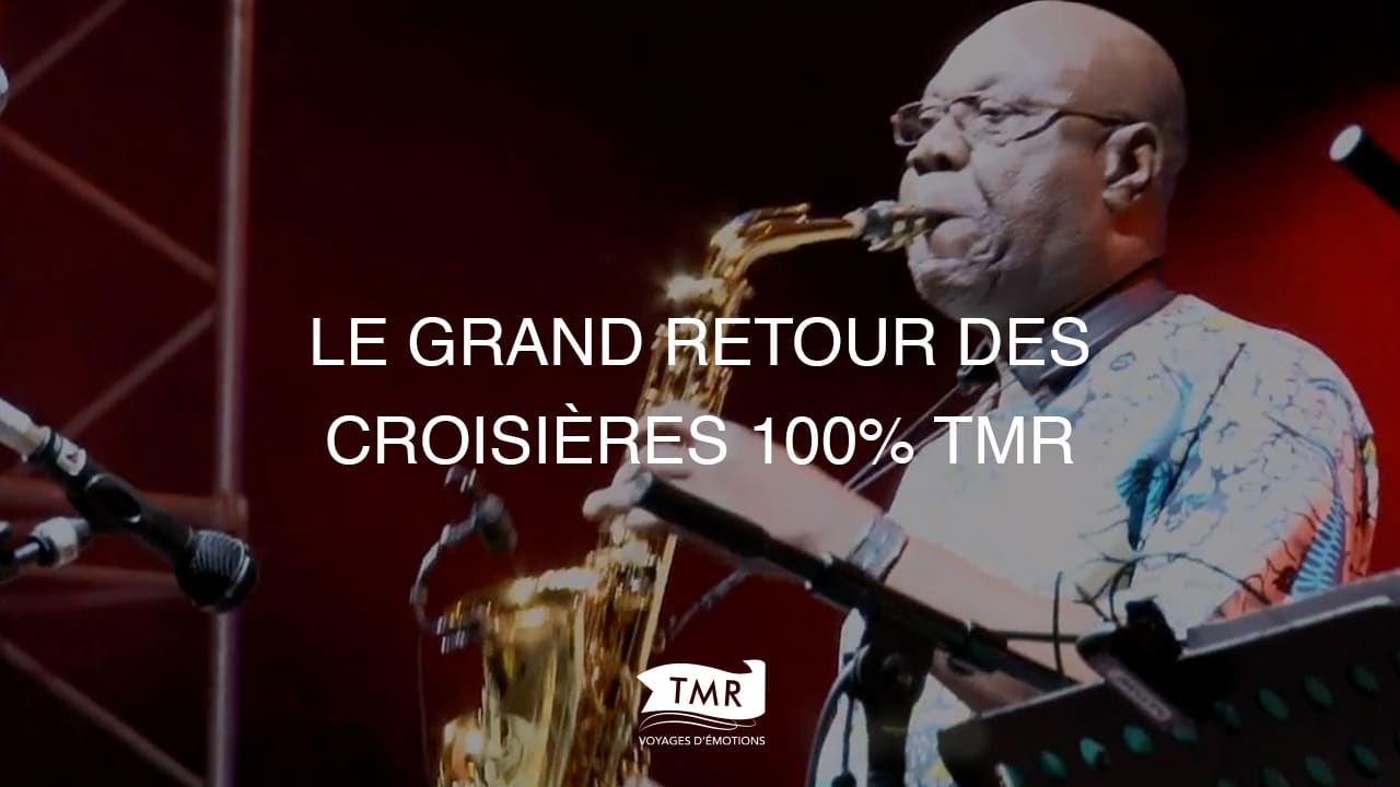 Musicien talentueux jouant du saxophone lors d'une croisière TMR, offrant des expériences authentiques et des escapades exclusives.
