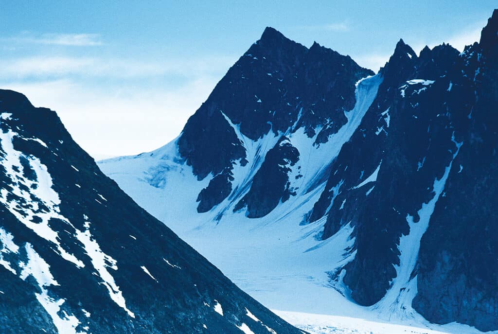 Montagnes majestueuses recouvertes de neige, parfaites pour des aventures en pleine nature et des découvertes authentiques.