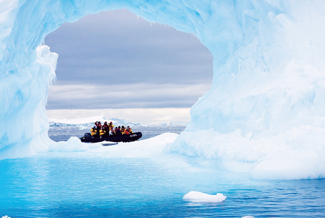 Explorez des paysages glacés en Antarctique avec TMR Voyages, pour une aventure immersive et des expériences authentiques.