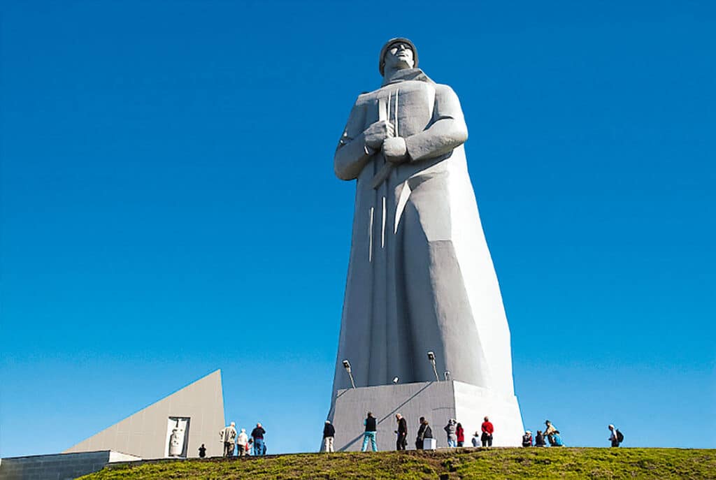 Visitez la statue emblématique de la Mère Patrie à Volgograd, en Russie, lors de vos aventures authentiques avec TMR Voyages.