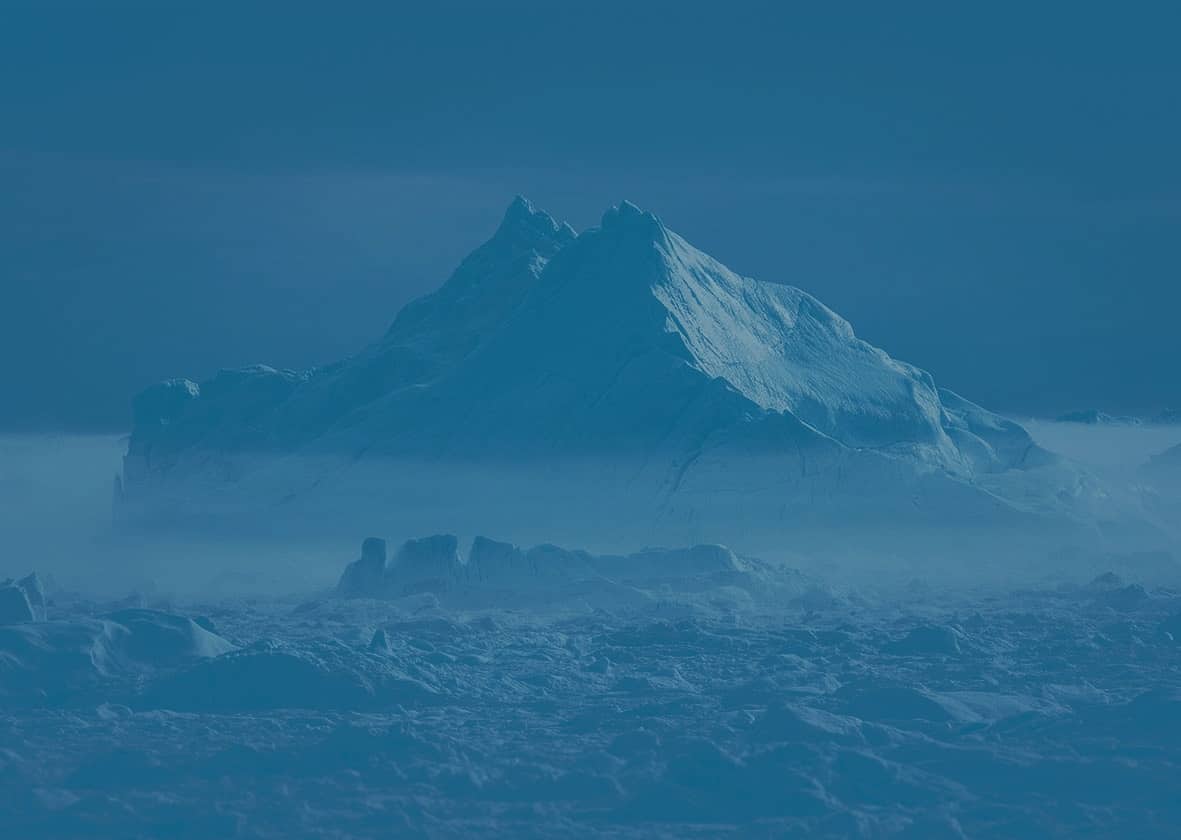 Glacier majestueux en mer, parfait pour des vacances d'aventure avec TMR Voyages. Découvrez des paysages authentiques.