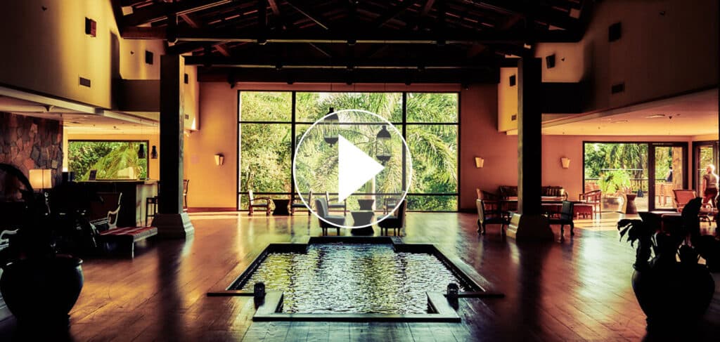 Un cadre luxueux et accueillant, parfait pour des escapades exclusives avec TMR Voyages, entouré de verdure apaisante.