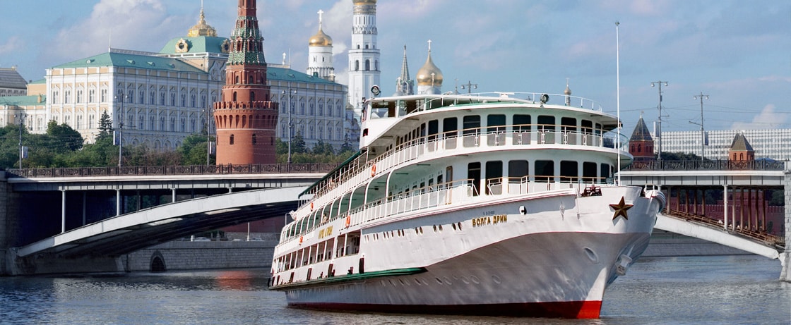 Croisière de luxe sur la Moskova, avec le Kremlin en toile de fond, pour des expériences authentiques et immersives avec TMR Croisières.