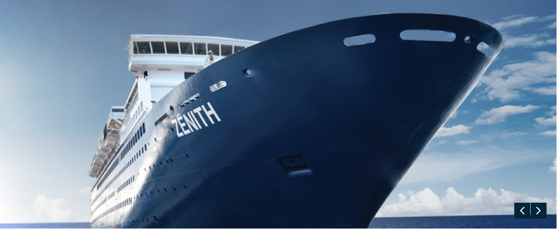 Le paquebot Zenith navigue sous un ciel bleu, promesse d'une croisière de luxe avec TMR Voyages.