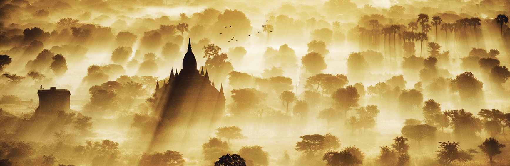 Vue aérienne mystique des temples de Bagan, Birmanie, idéale pour des voyages culturels et des expériences authentiques.