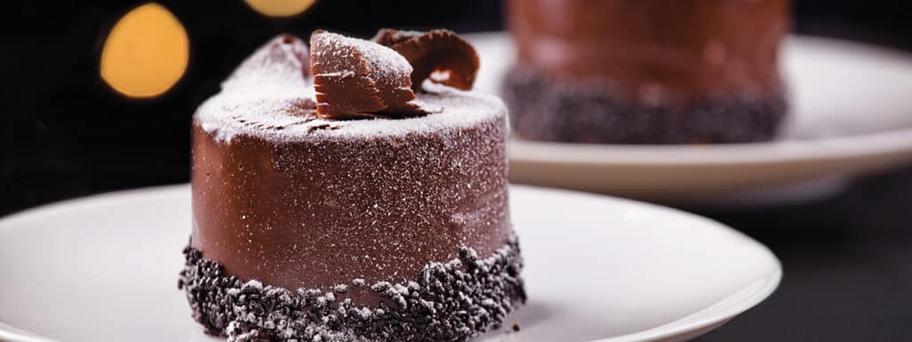 Gâteau au chocolat délicat, une expérience culinaire authentique à savourer lors de voyages sur mesure avec TMR Voyages.