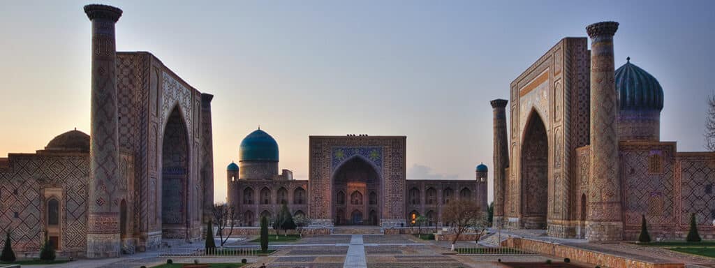 Exploration immersive des monuments historiques de Samarcande, Uzbekistan, avec TMR Voyages pour des expériences authentiques.