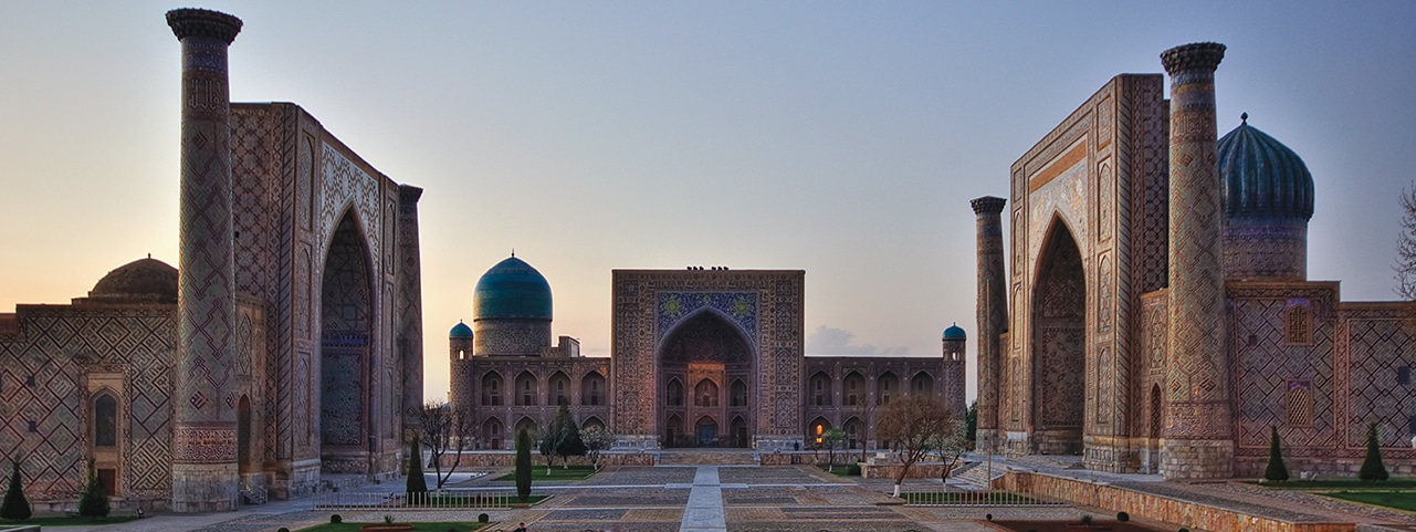 Exploration immersive des monuments historiques de Samarcande, Uzbekistan, avec TMR Voyages pour des expériences authentiques.