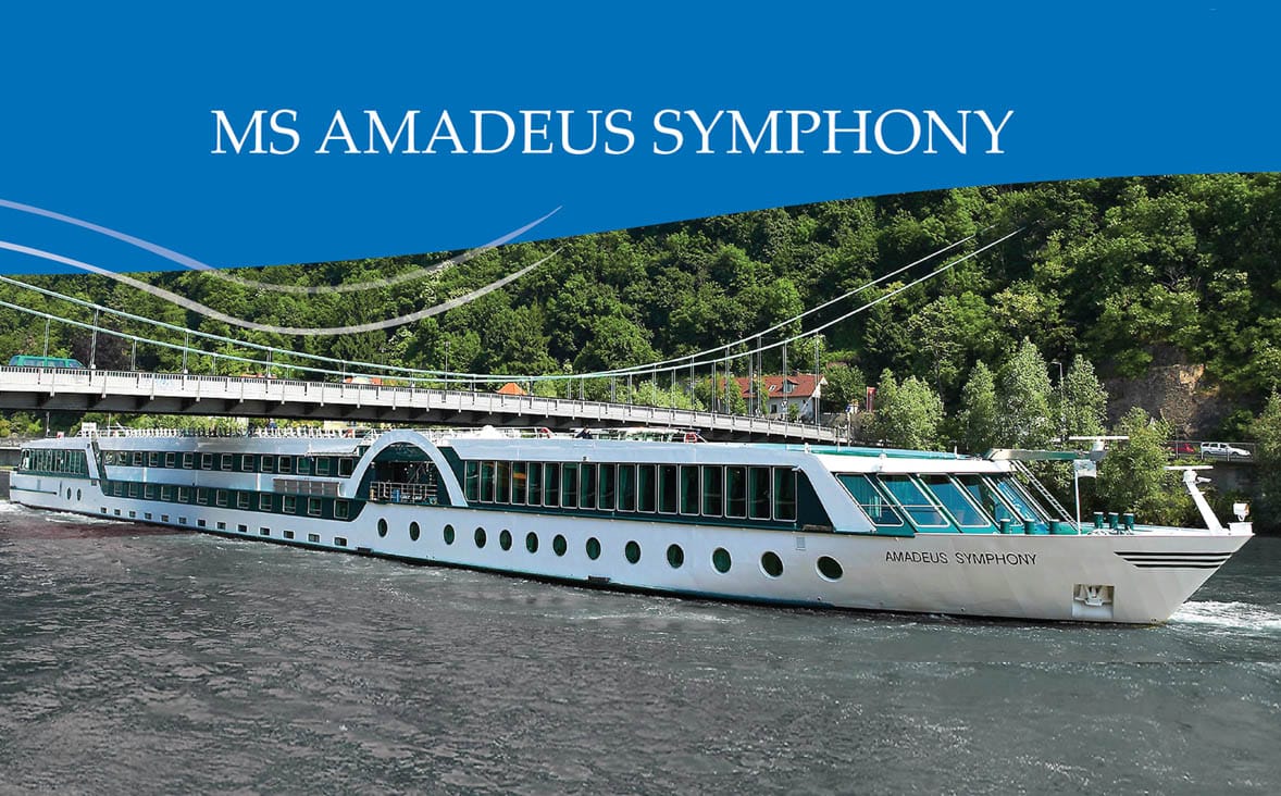 Le bateau de croisière de luxe MS Amadeus Symphony navigue paisiblement sur le fleuve, témoignant d'un voyage d’exception avec TMR Voyages.