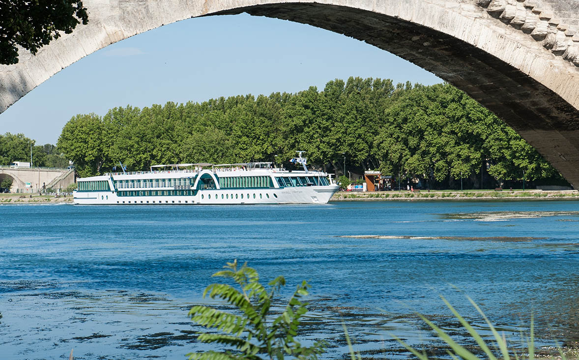 Croisière de luxe sur le Rhône avec TMR Croisières, offrant des expériences authentiques et des paysages enchanteurs.