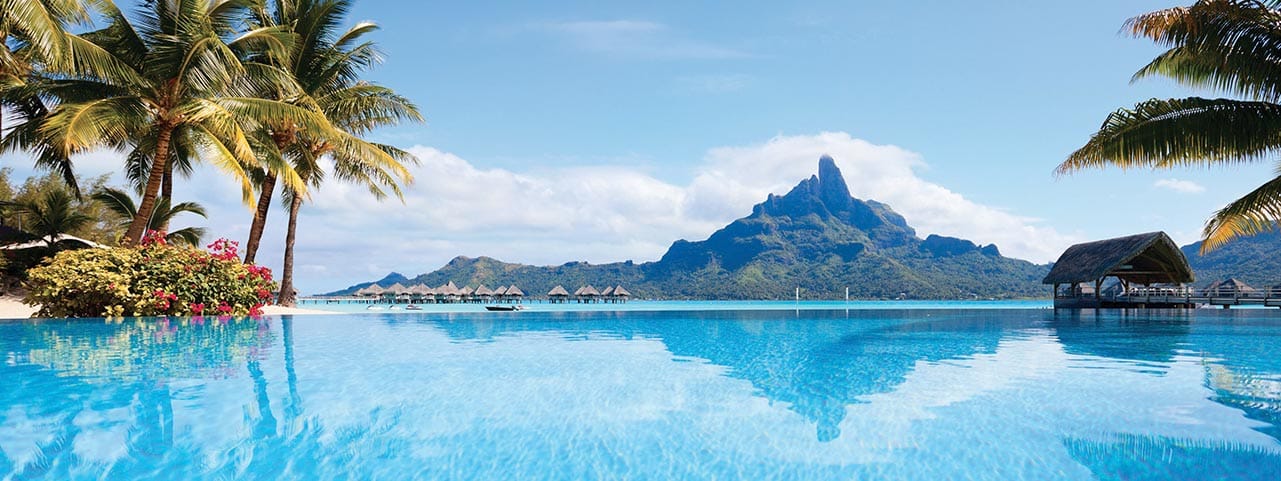 Vue magnifique sur le lagon turquoise et le mont Otemanu à Bora Bora, idéale pour des vacances de luxe. TMR Voyages.