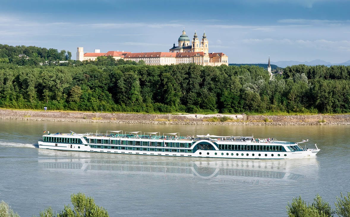 Croisière de luxe sur le Danube avec TMR Croisières, offrant des vues immersives sur des paysages historiques et des destinations emblématiques.