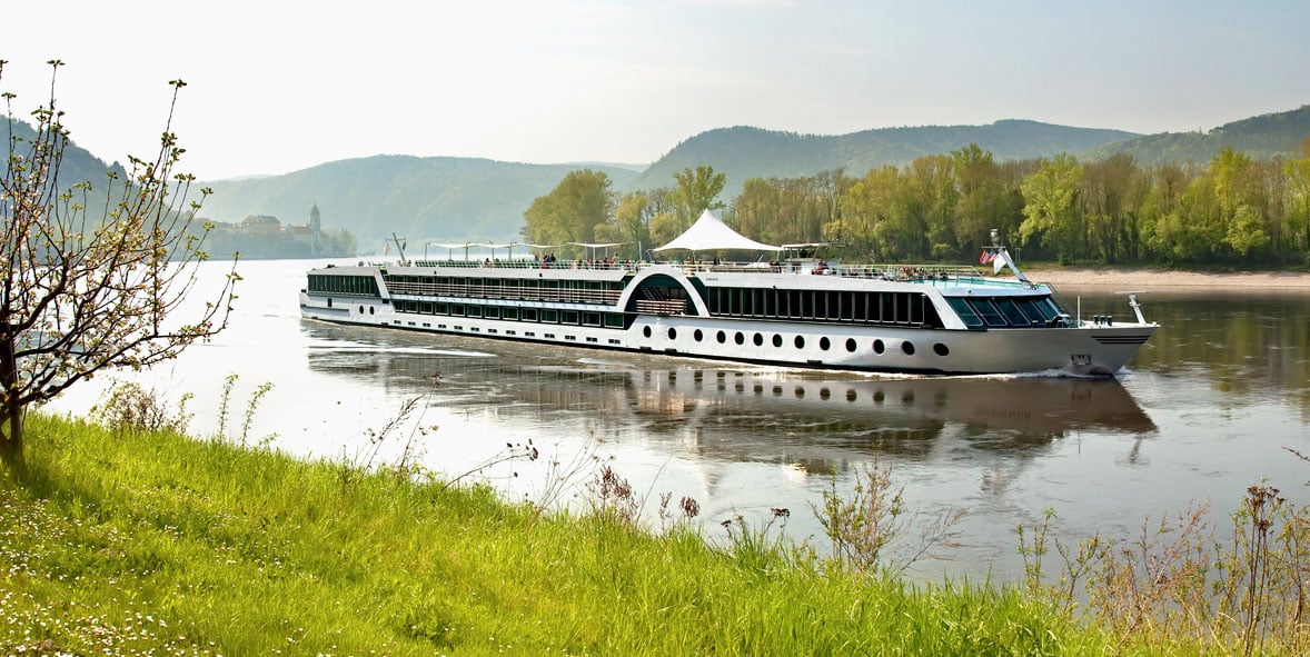Croisière de luxe sur le fleuve, offrant des expériences authentiques avec TMR Croisières à travers des paysages enchanteurs.