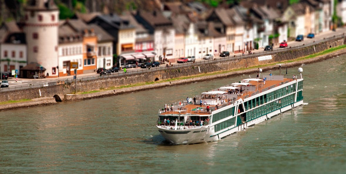 Croisière de luxe sur le Rhin avec TMR Croisières, offrant des expériences authentiques et des paysages iconiques.