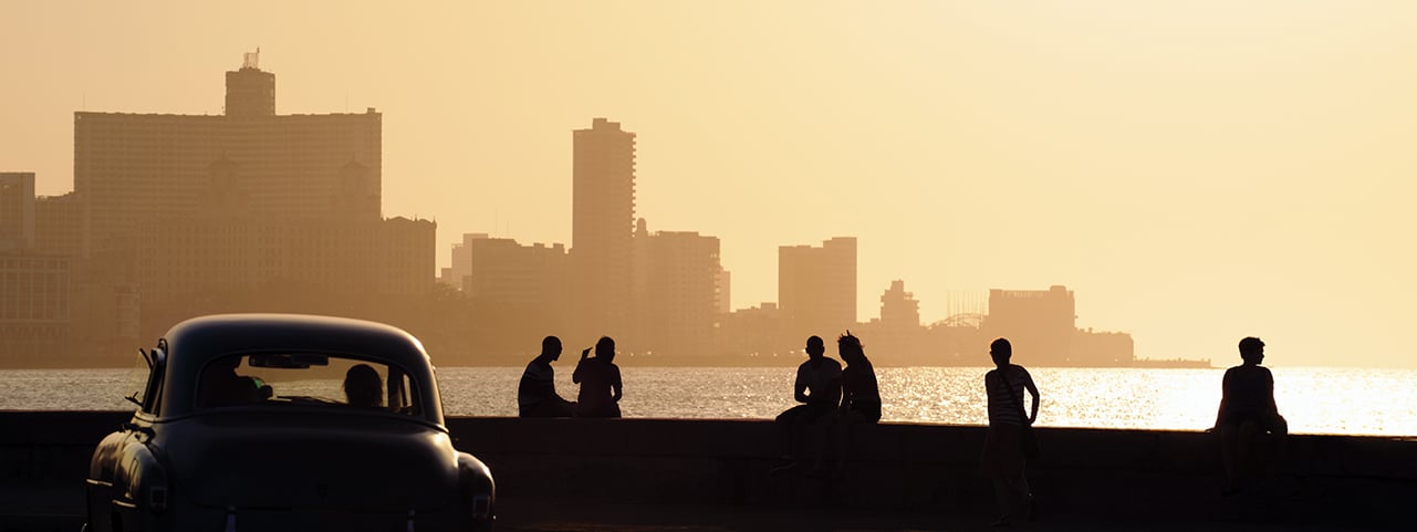 Silhouettes au coucher de soleil à La Havane, Cuba, offrant une expérience authentique et immersive avec TMR Voyages.