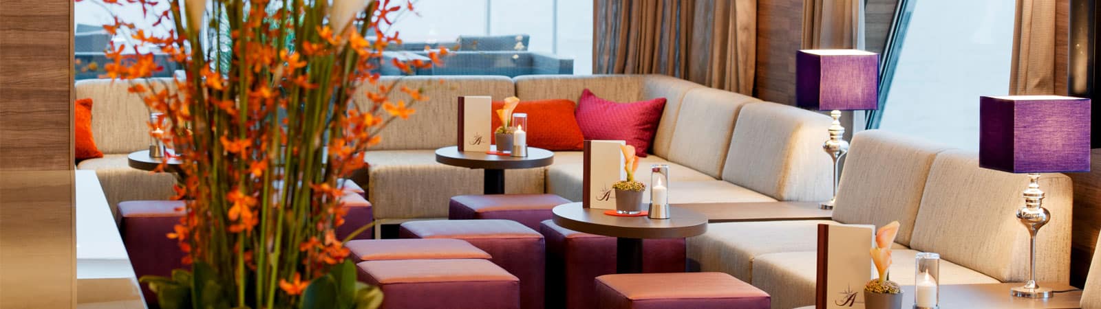 Salon élégant à bord d'une croisière TMR Croisières, offrant des escapades exclusives et des expériences authentiques.