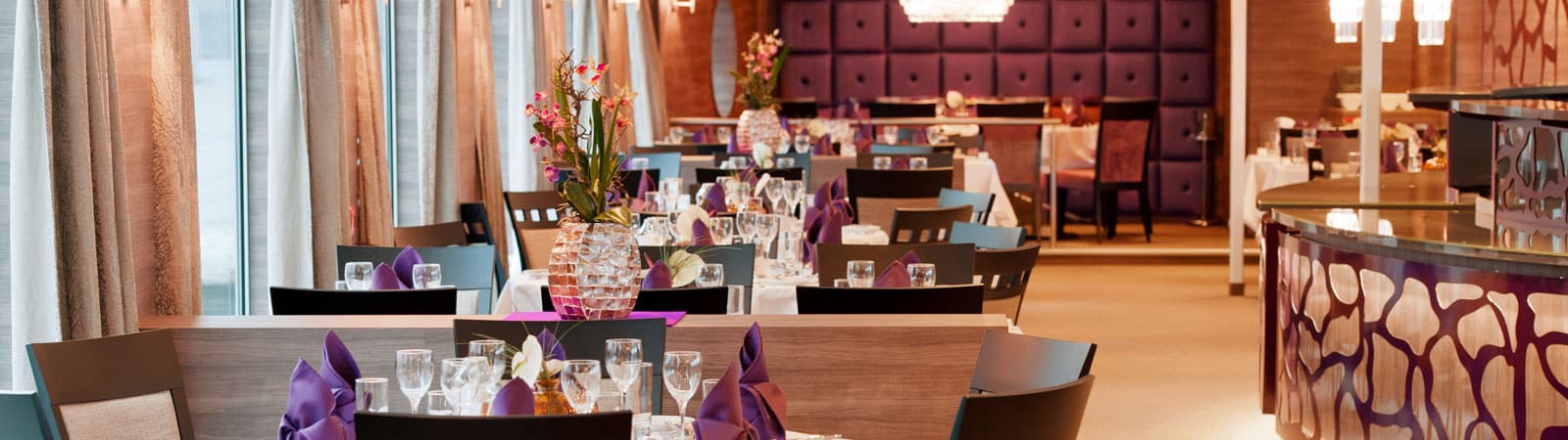 Intérieur élégant d'un restaurant avec des tables dressées, parfait pour une croisière de luxe avec TMR Croisières.
