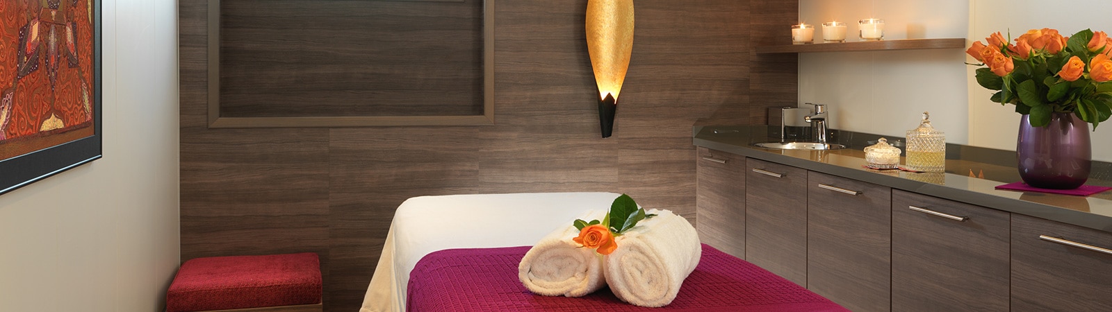 Un espace de spa élégant avec des serviettes blanches, des roses et une ambiance sereine, parfait pour un voyage d’exception avec TMR Voyages.