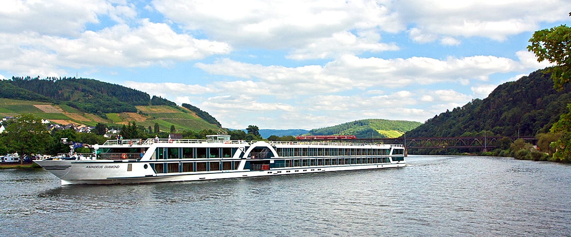 Croisière de luxe sur le fleuve, avec TMR Croisières, offrant des vues panoramiques sur les paysages pittoresques.