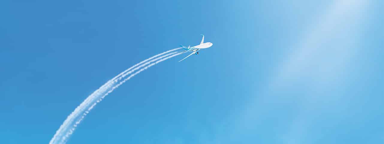 Avion survolant des destinations emblématiques, symbole des voyages sur mesure de TMR Voyages.
