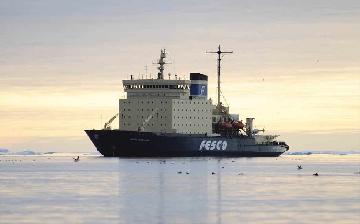 Un majestueux navire de croisière naviguant sur des eaux gelées, symbole d'aventures en croisière avec TMR Croisières.