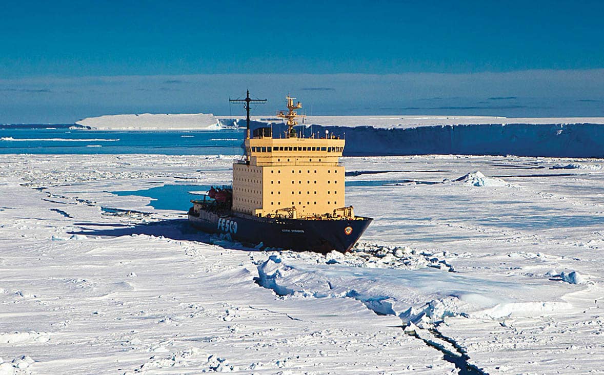 Une croisière de luxe sur un brise-glace dans des eaux glacées, une expérience unique proposée par TMR Voyages.