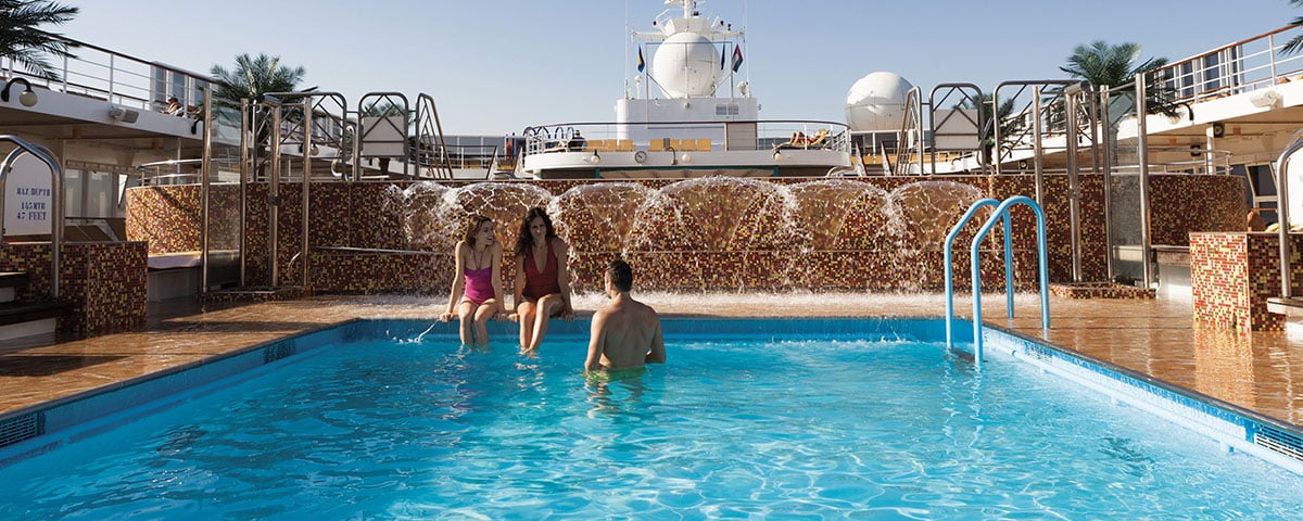 Détente au bord de la piscine sur un luxueux navire de croisière TMR Croisières, offrant des escapades exclusives en mer.