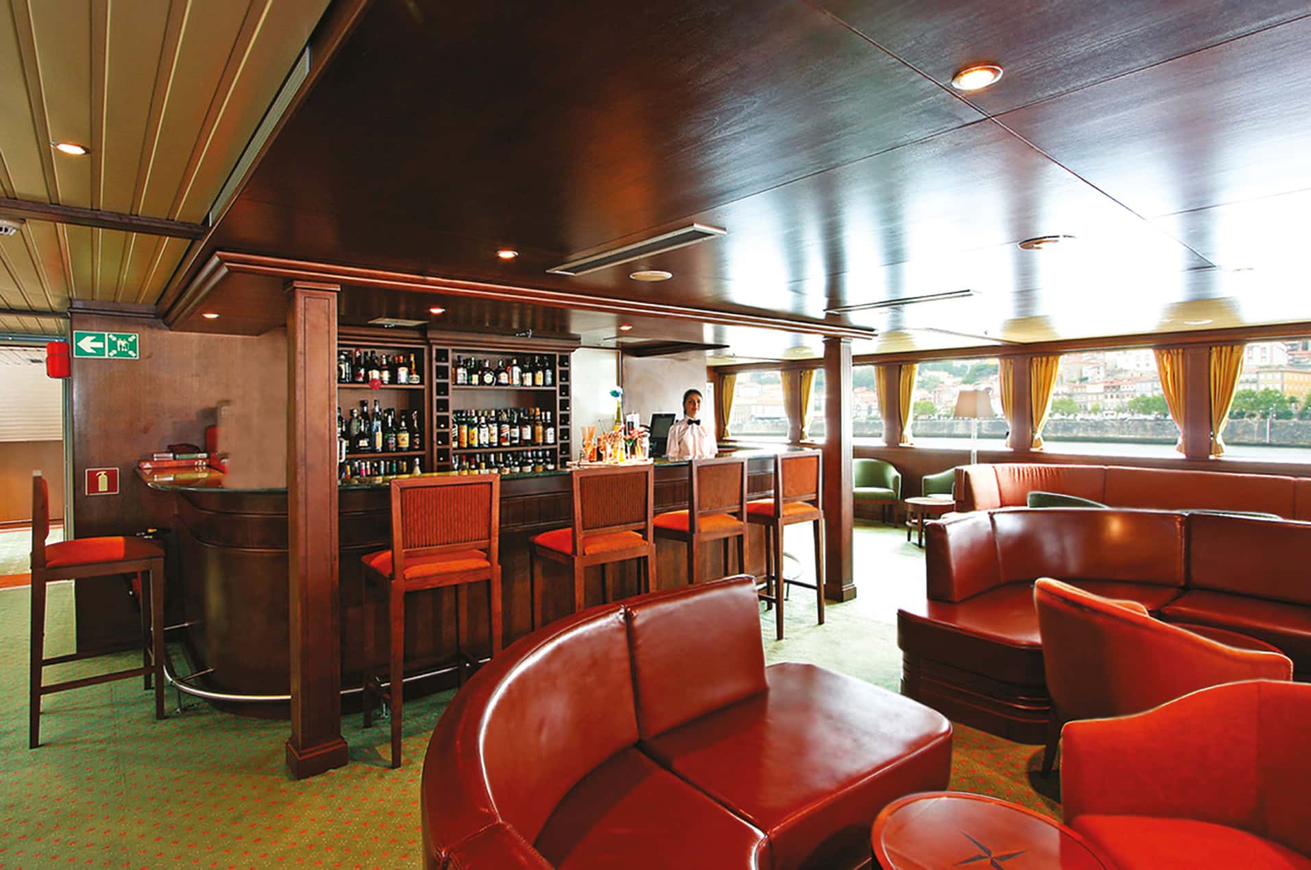Bar élégant à bord d'un luxueux croiseur de TMR Croisières, offrant des escapades exclusives et des expériences authentiques.