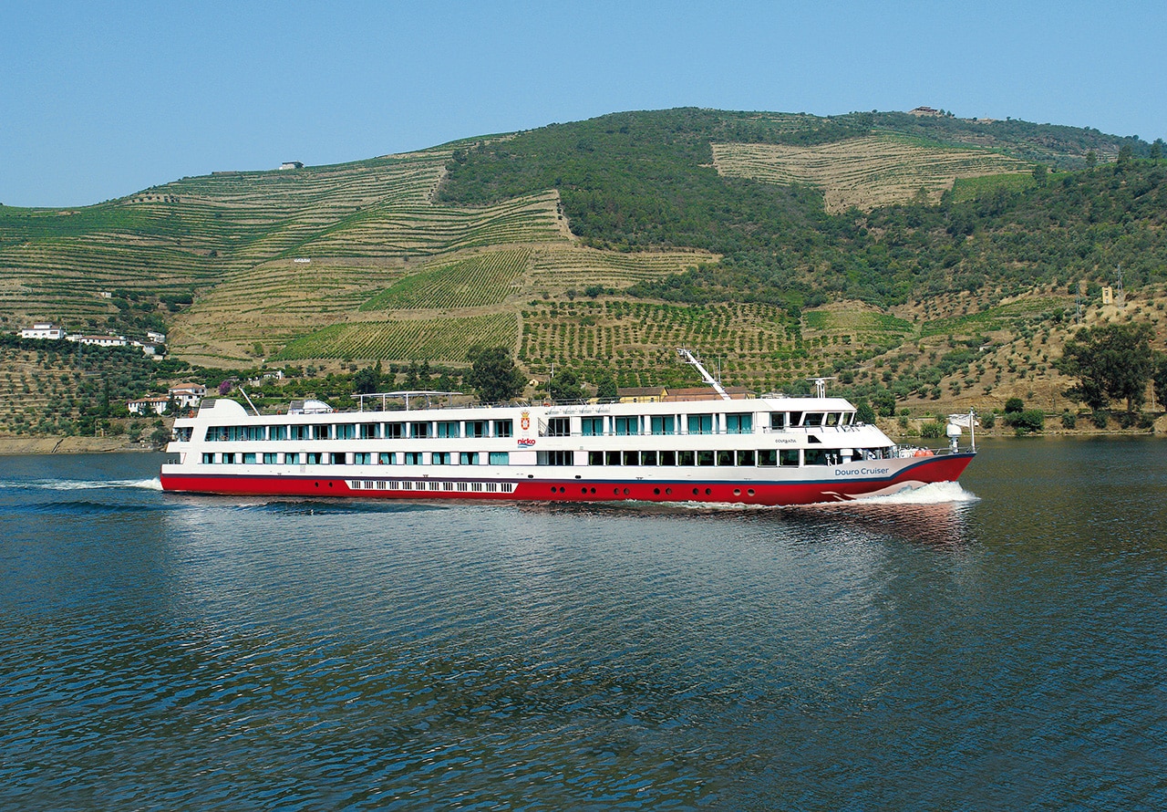 Croisière de luxe sur le Douro, offrant des expériences authentiques et des paysages iconiques avec TMR Croisières.