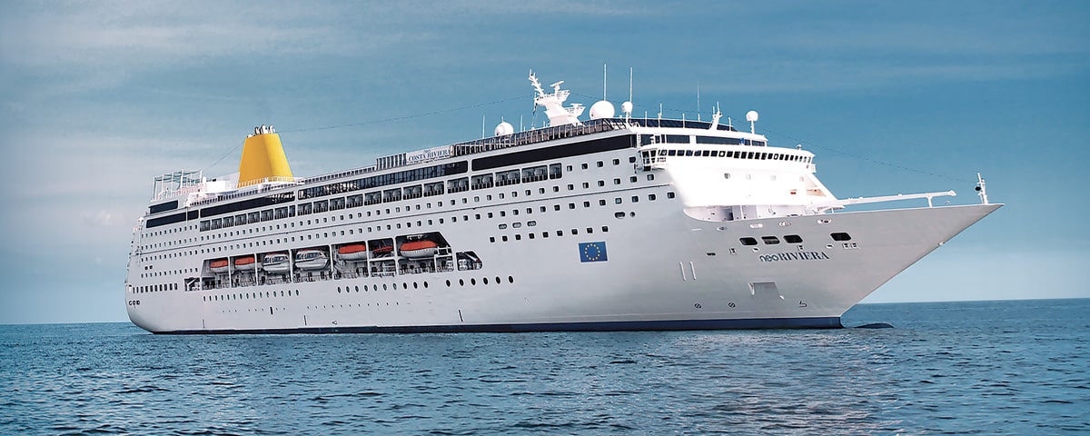 Croisière de luxe à bord d'un navire TMR Croisières, explorant des destinations emblématiques en mer.