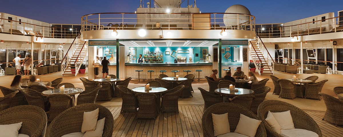 Un bar élégant sur un bateau de croisière de luxe, parfait pour un voyage d’exception avec TMR Voyages.
