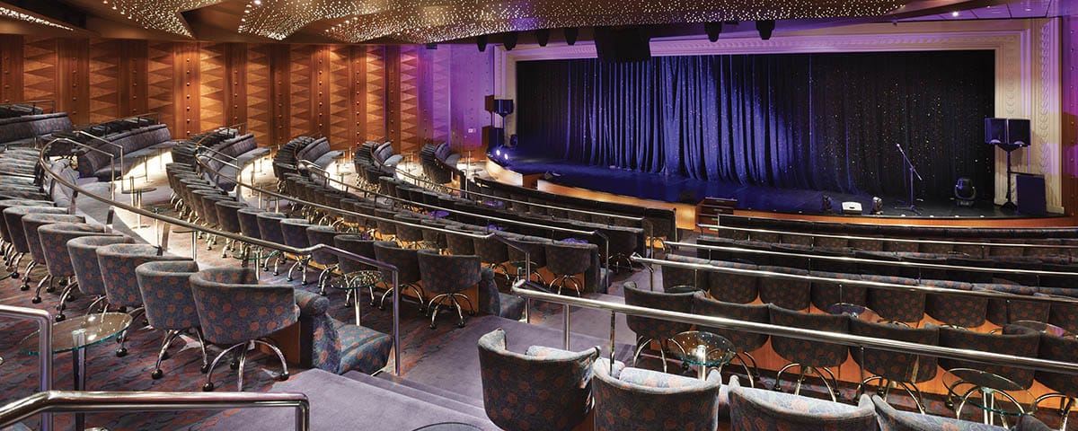 Salle de spectacle élégante à bord d'un luxueux navire de croisière, idéale pour des escapades exclusives avec TMR Croisières.