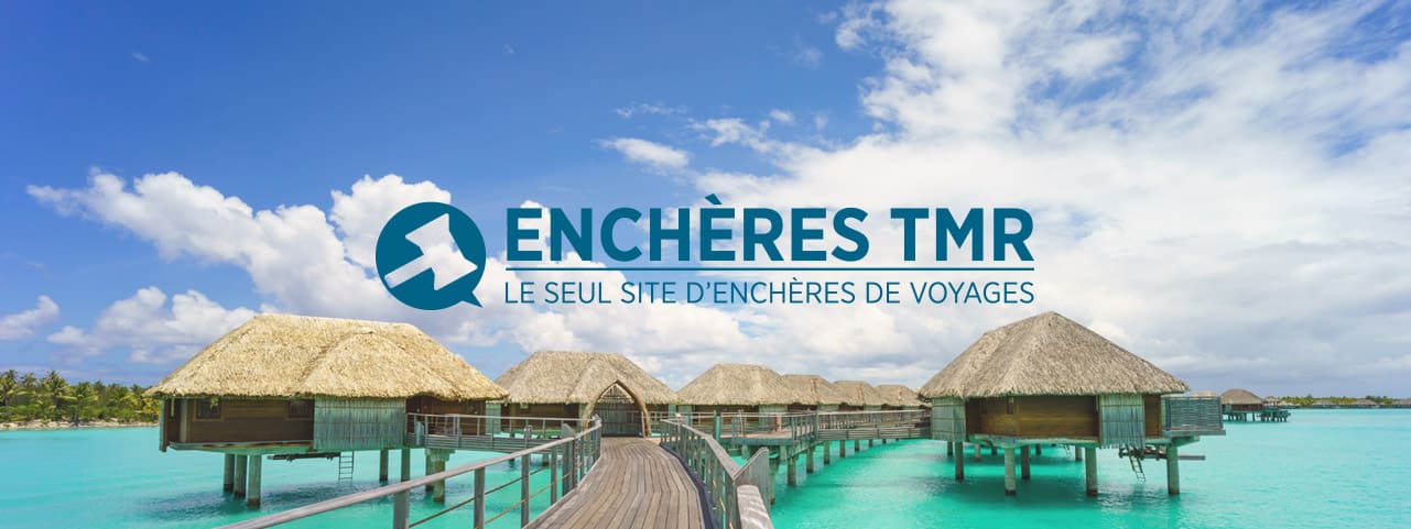 Bungalows sur pilotis dans un lagon turquoise, parfaits pour des escapades exclusives avec TMR Voyages.
