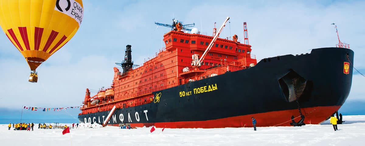 Croisière de luxe à bord d'un brise-glace dans l'Arctique, offrant des expériences authentiques et des paysages époustouflants.