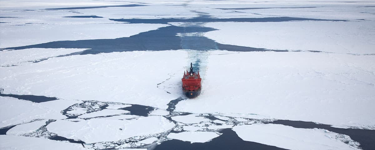 Croisière de luxe à travers les glaces polaires, offrant des expériences authentiques et des paysages spectaculaires avec TMR Croisières.