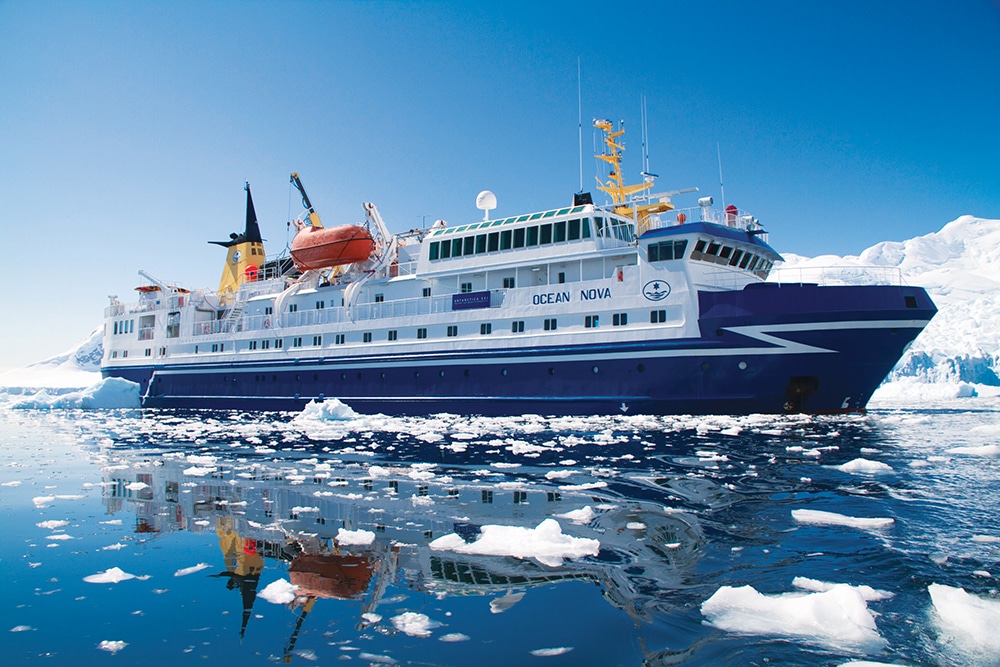 Croisière de luxe à bord du TMR Croisières, explorant des paysages glaciaires majestueux en Antarctique.