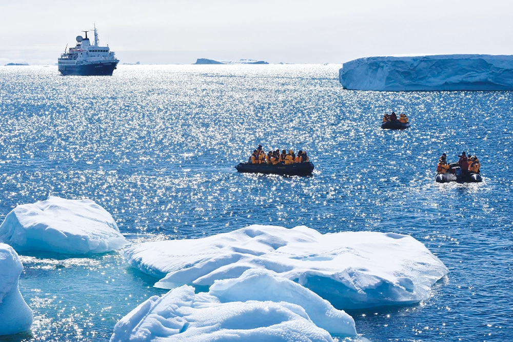 Croisière de luxe dans les eaux scintillantes de l'Arctique, avec TMR Croisières, pour des expériences authentiques.