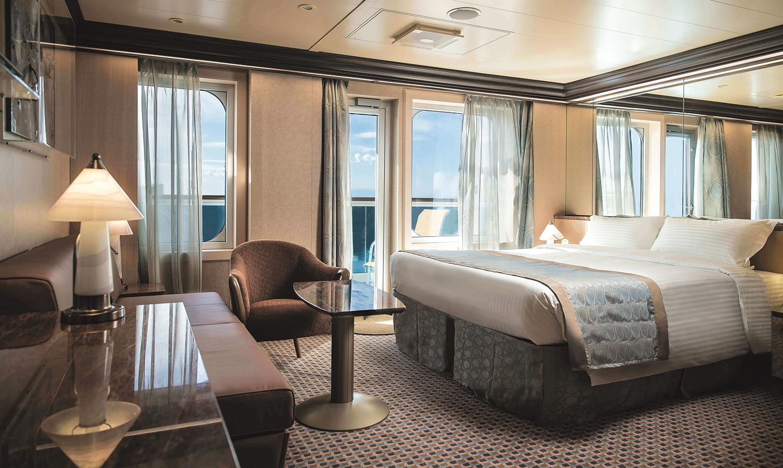 Cabine luxueuse avec vue sur mer, idéale pour des croisières exclusives avec TMR Croisières, offrant des expériences authentiques.