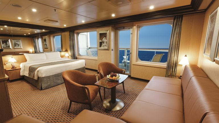 Suite luxueuse avec vue sur l'océan, idéale pour une croisière exclusive avec TMR Croisières. Confort et élégance à bord.