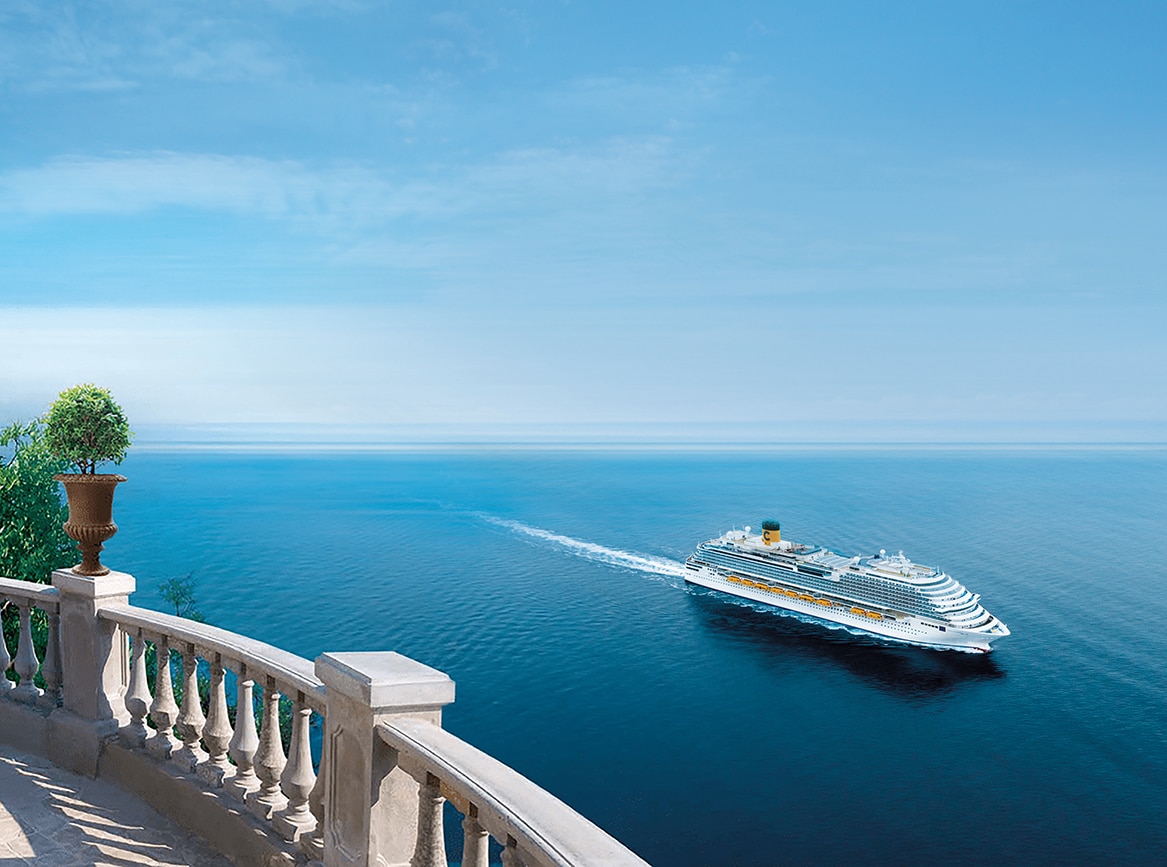 Une croisière de luxe TMR Voyages sur une mer turquoise, avec un paysage marin serein et un ciel dégagé.