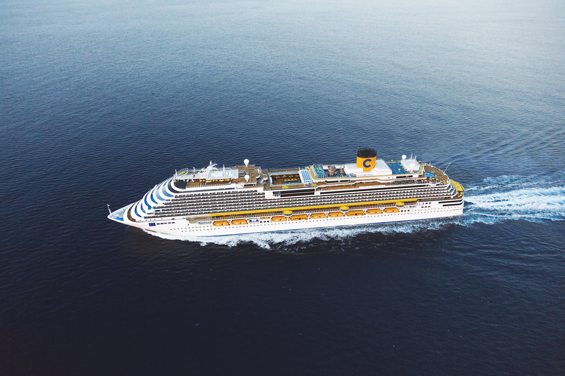 Une croisière de luxe sur l'océan, offrant des vues imprenables. Explorez avec TMR Voyages des destinations exclusives.
