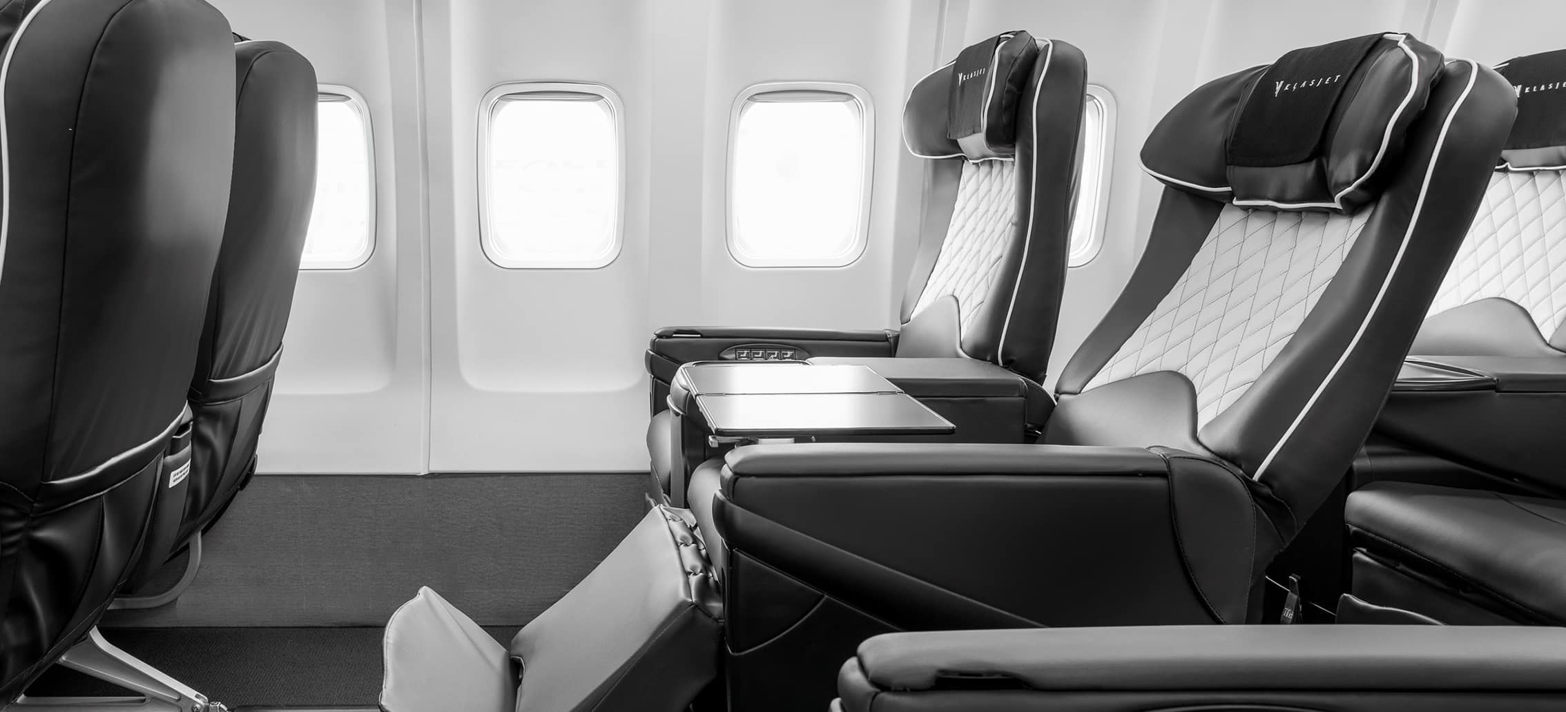 Des sièges confortables dans un avion, idéaux pour un voyage de luxe avec TMR Voyages.