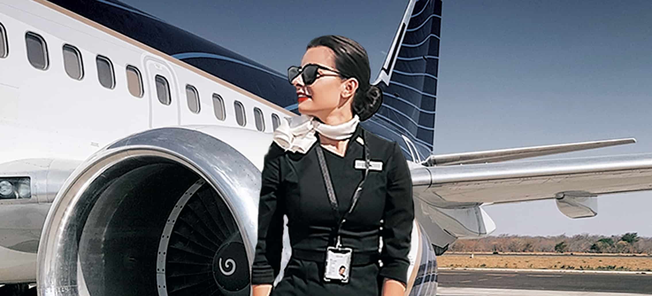 Une hôtesse élégante se tient près d'un jet moderne, symbole de voyage d'exception avec TMR Voyages.