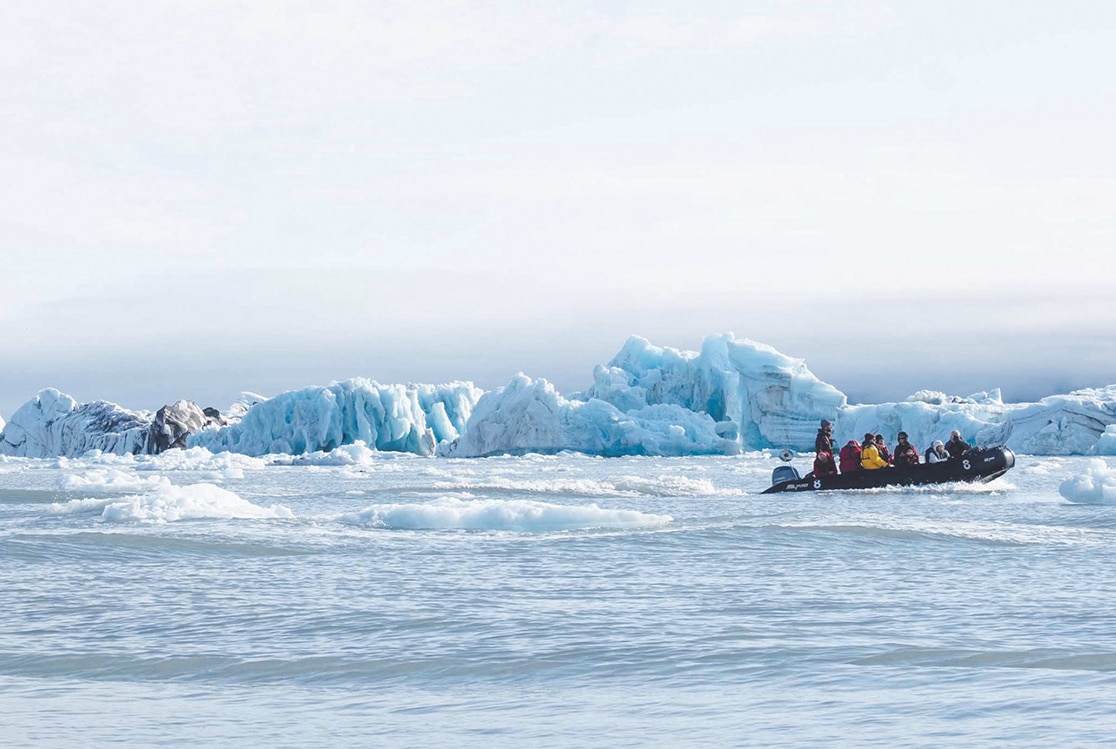 Une expédition en bateau au milieu des icebergs bleus, avec TMR Voyages pour découvrir des destinations exclusives.